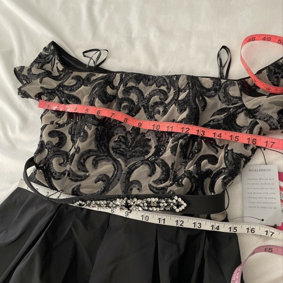 NWT $308 Vince Camuto [ 10 ] Embellished Off Shoulder Ballgown in‎ Black - Picture 12 of 12